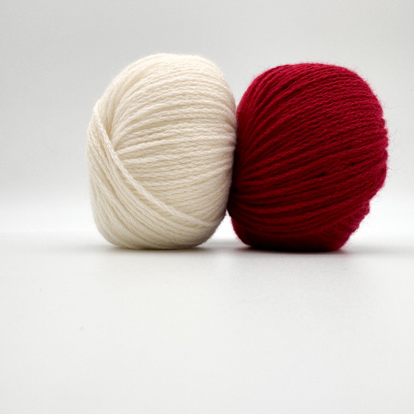 Cashmere garn i farven Fire Red – 100% Mongolian Cashmere, AKW Skala A fra A Knitters World