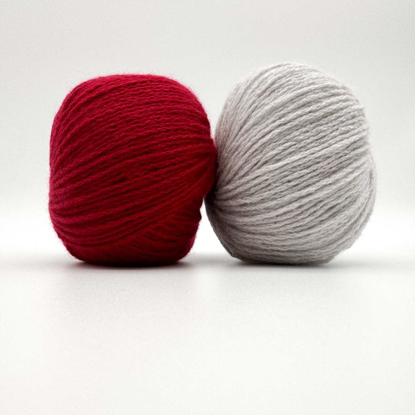 Cashmere garn i farven Fire Red – 100% Mongolian Cashmere, AKW Skala A fra A Knitters World