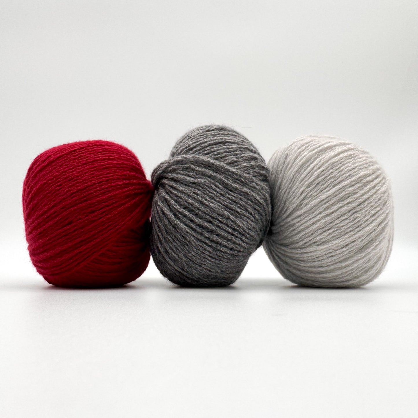 Cashmere garn i farven Fire Red – 100% Mongolian Cashmere, AKW Skala A fra A Knitters World