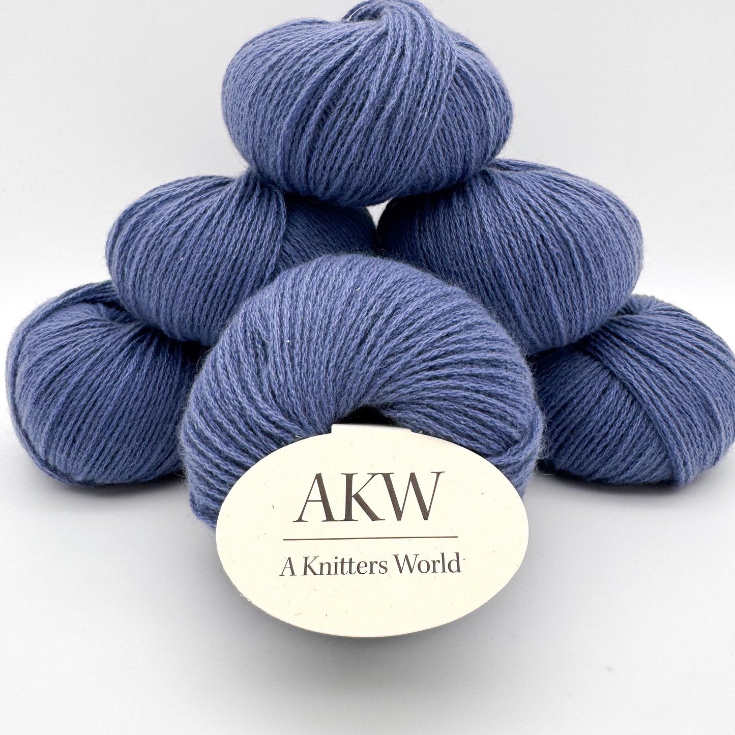 Cashmere garn i farven Jeans Blue – 100% Mongolian Cashmere, AKW Skala A fra A Knitters World