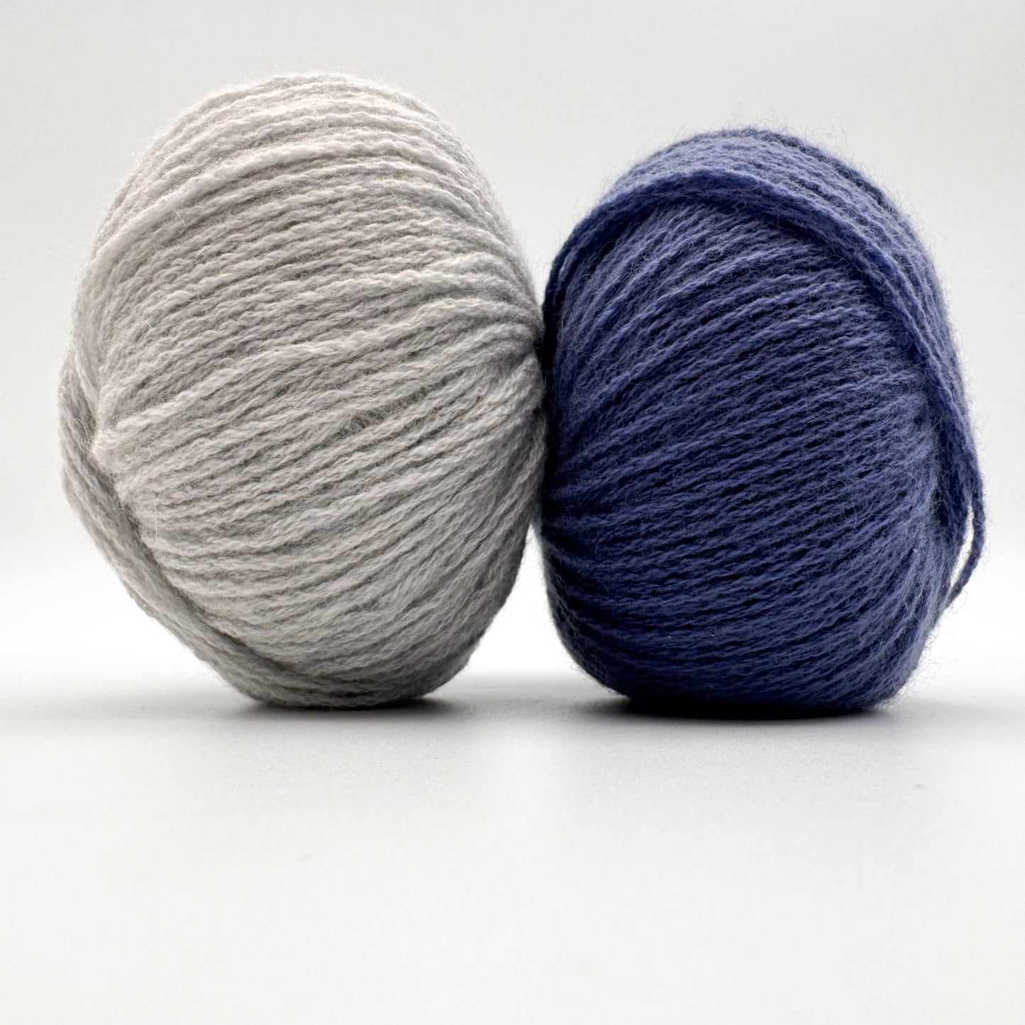 Cashmere garn i farven Jeans Blue – 100% Mongolian Cashmere, AKW Skala A fra A Knitters World